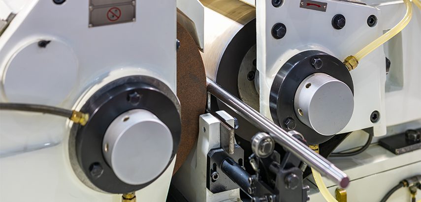 example of how centerless grinding is operated